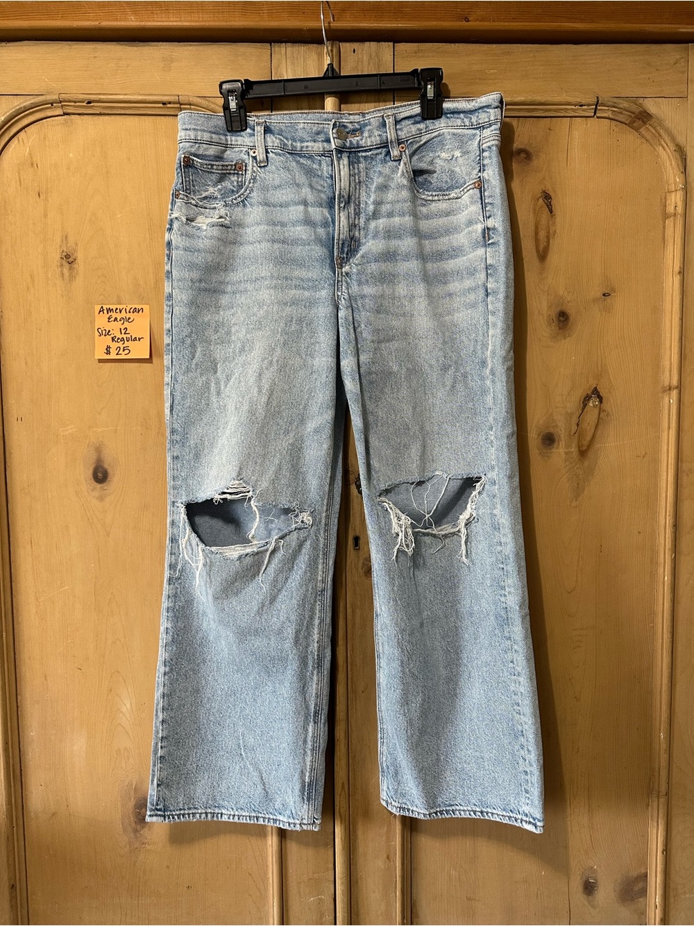 Vintage-Inspired Light Blue Distressed Women’s Jeans American Eagle stridgid